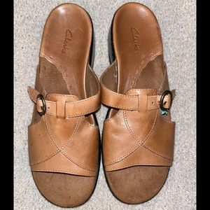 🎉 HP 🎉 CLARK’S OPEN TOE BROWN SUEDE SHOES MULES CLOGS SZ 8.5” OFFICE ACCEPTED